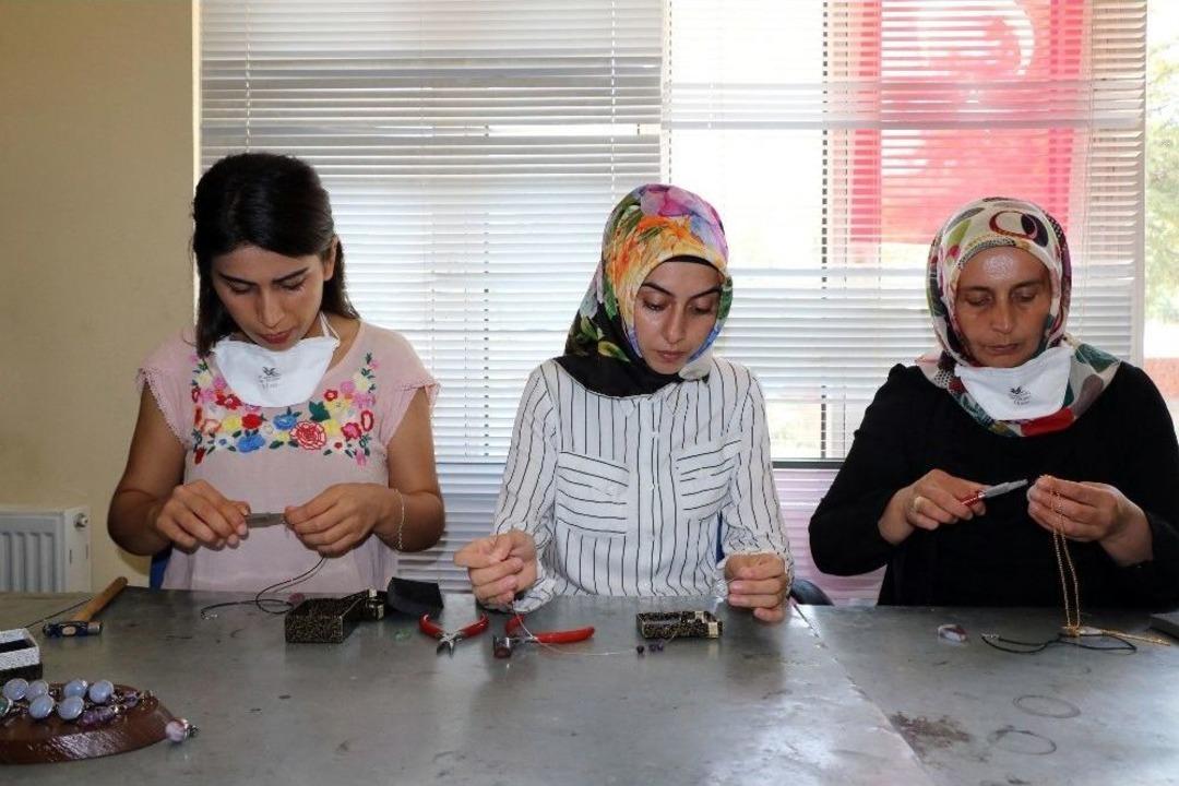 Dağlardan Topladıkları Renkli Taşları Takıya D&ouml;n&uuml;şt&uuml;r&uuml;yorlar