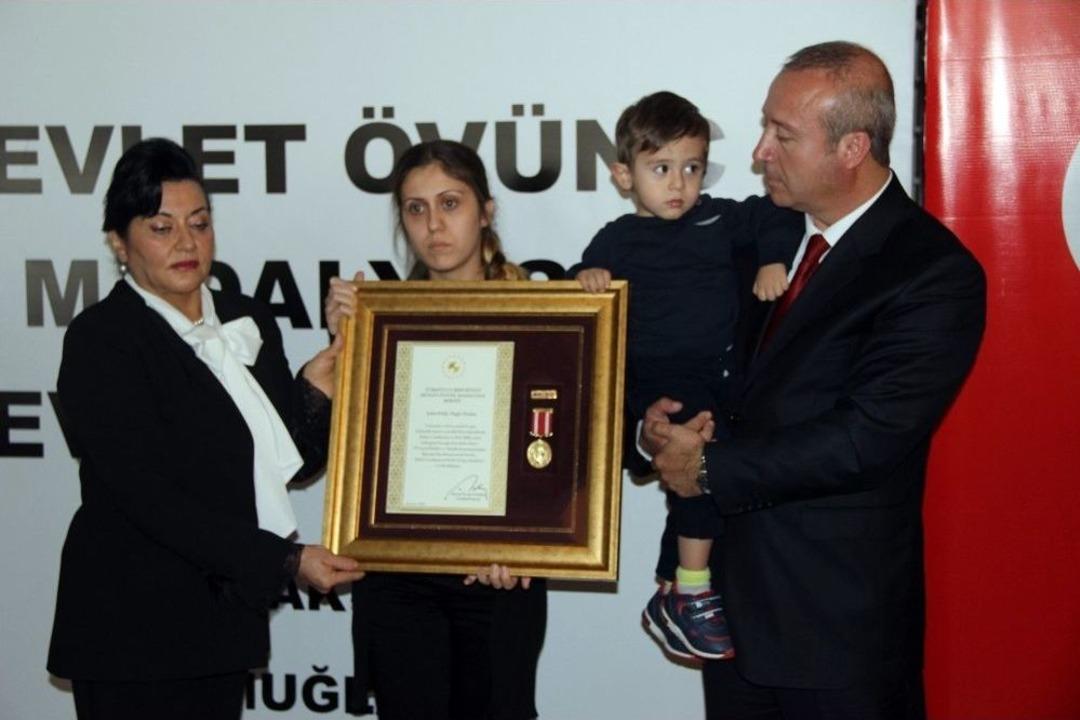 Devlet &Ouml;v&uuml;n&ccedil; Madalyası T&ouml;reninde G&ouml;zyaşları Sel Oldu
