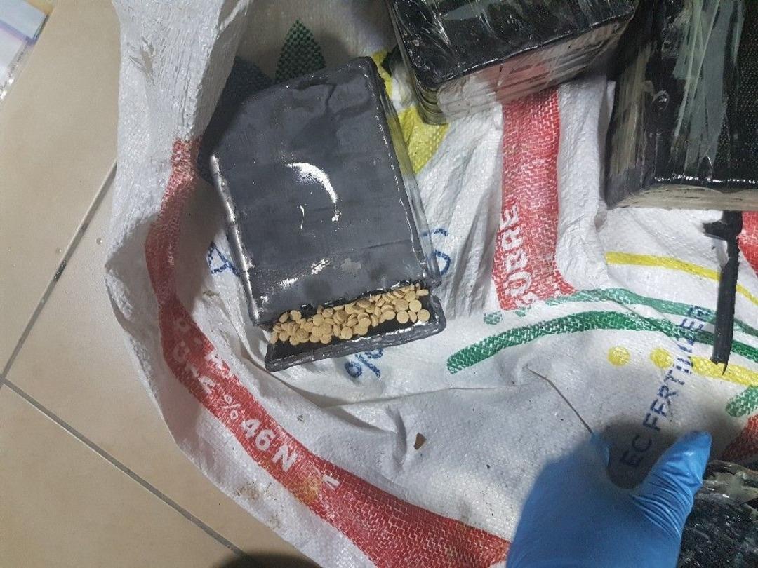 Ara&ccedil; Ak&uuml;lerinden Uyuşturucu Hap Fışkırdı