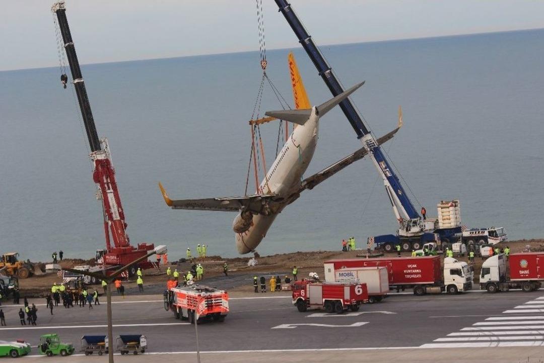 Trabzon Havalimanı&rsquo;nda Pistten &Ccedil;ıkan U&ccedil;ak Bulunduğu Yerden Kurtarıldı