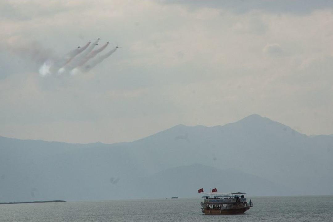 T&uuml;rk Yıldızlarından Beyşehir G&ouml;l&uuml; &Uuml;zerinde Nefes Kesen Prova