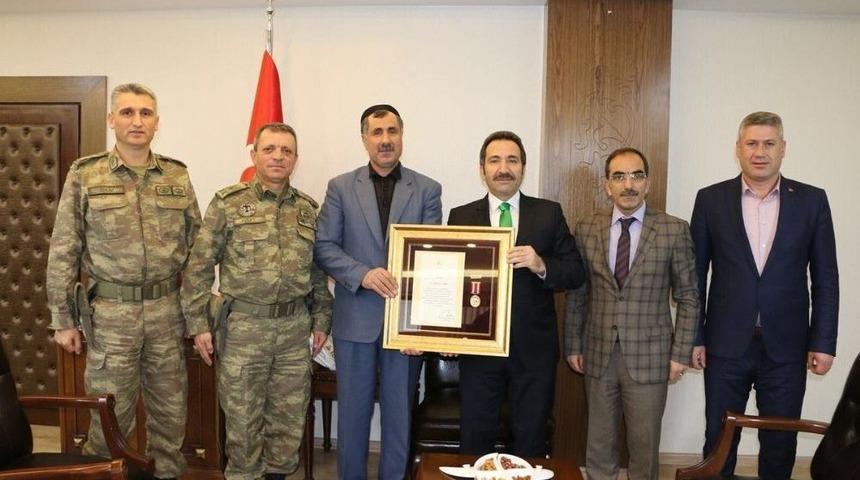 Bing&ouml;l&rsquo;de Şehit Yakınları Ve Gazilere &lsquo;devlet &Ouml;v&uuml;n&ccedil; Madalyası&rsquo;