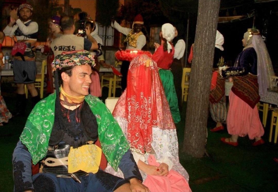 T&uuml;rk&ccedil;e &Ouml;ğrenen &Ouml;ğrencilere T&uuml;rk Kınası