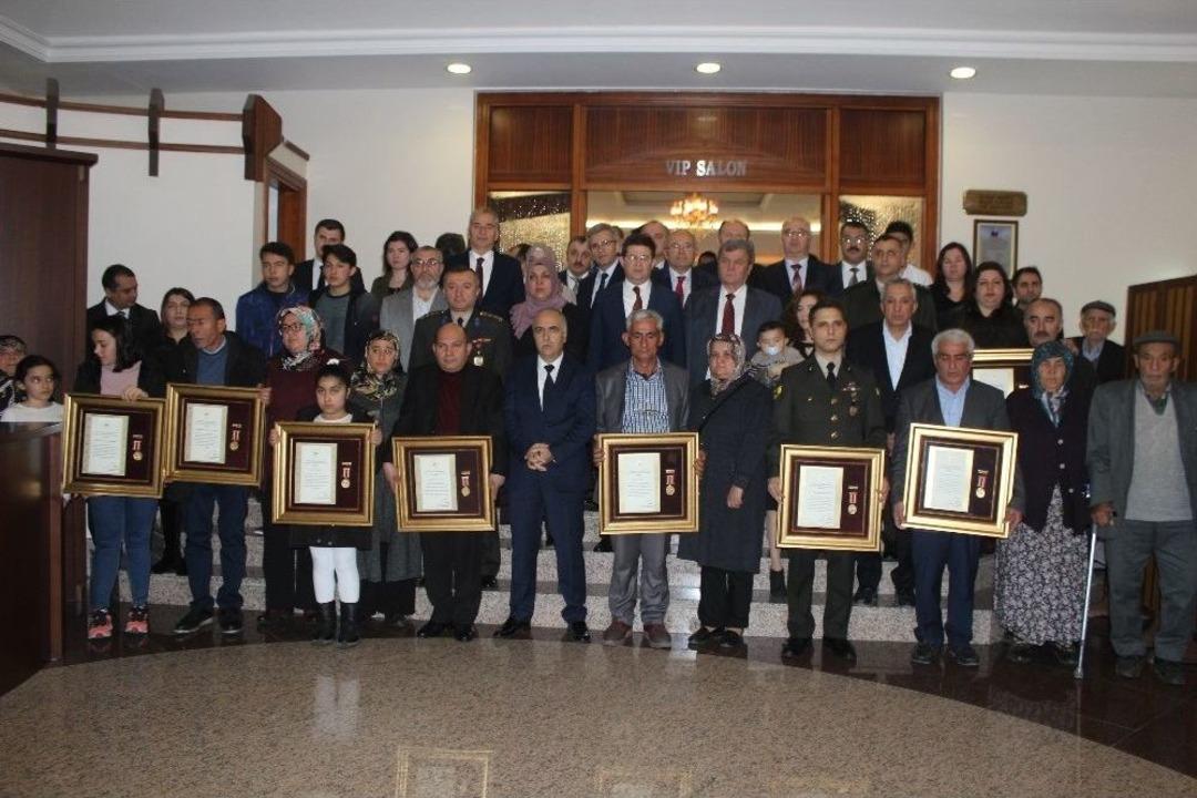 Şehit Yakınları Ve Gazilere Devlet &Ouml;v&uuml;n&ccedil; Madalyası Ve Beratı Verildi