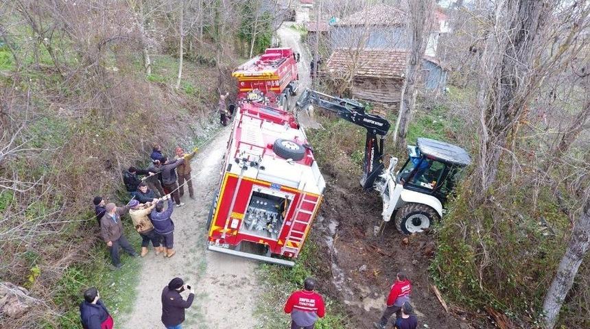 Yangına Giden İtfaiye Aracı Çamura Saplandı