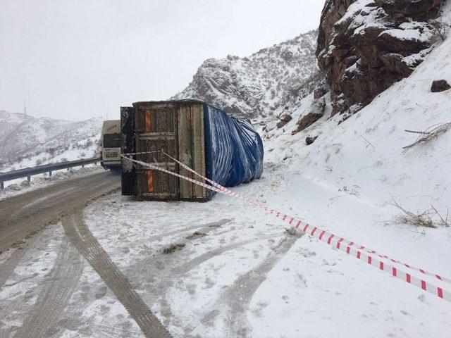 Şemdinli’de Trafik Kazası: 2 Yaralı