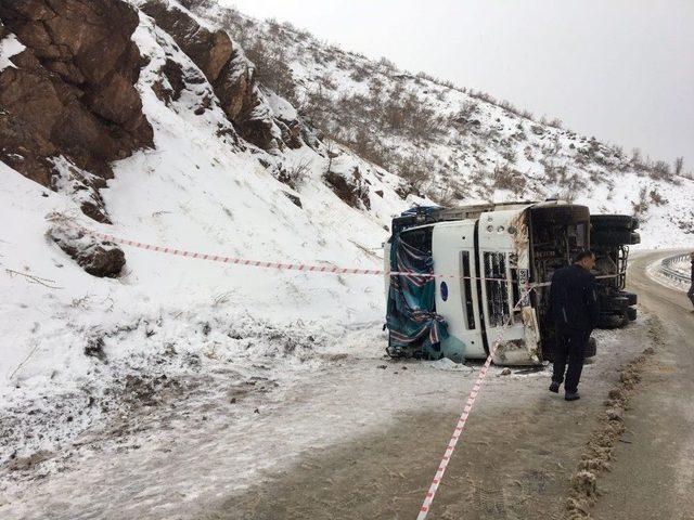 Şemdinli’de Trafik Kazası: 2 Yaralı