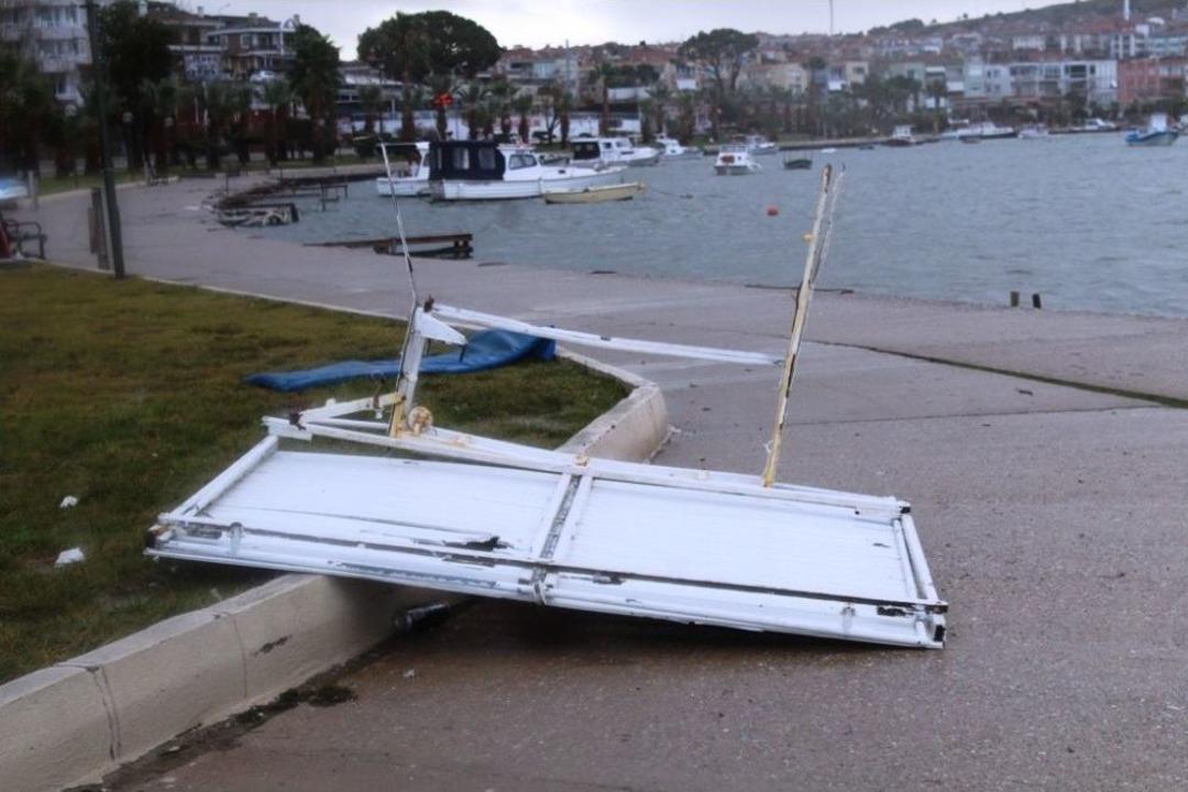 Ayvalık&rsquo;ta Şiddetli R&uuml;zgar Balık&ccedil;ıları Vurdu
