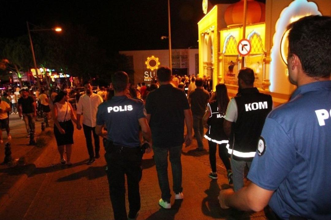 400 Polis D&uuml;nyaca &Uuml;nl&uuml; Barlar Sokağına Girdi