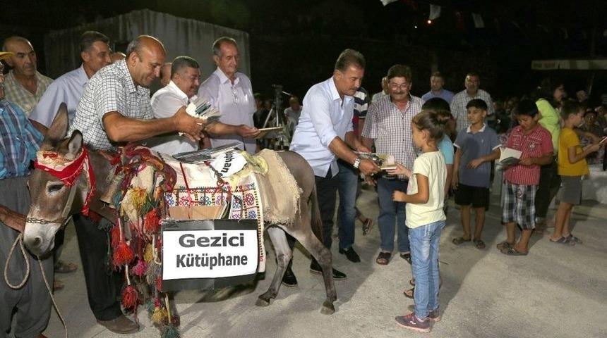 Ara&ccedil;ları Durdurup Kitap Dağıttılar