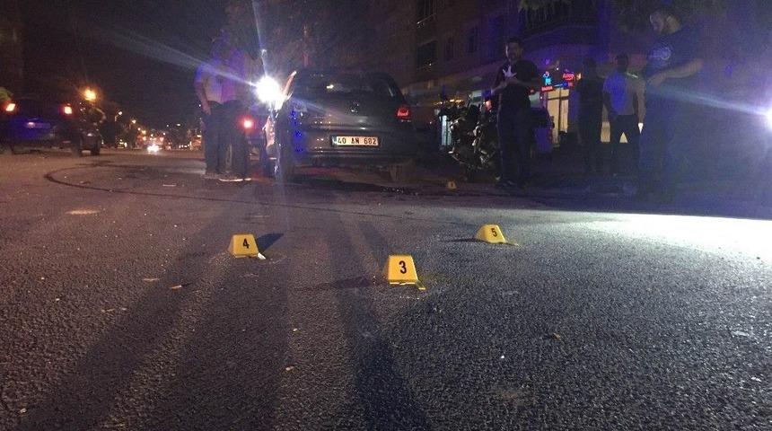 &Ouml;nce Otomobile &Ccedil;arptı Sonra Ateş A&ccedil;tı