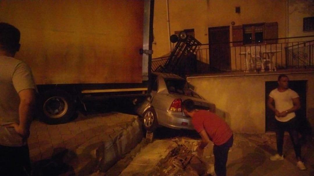 Kontrolden &Ccedil;ıkan Kamyon Bir Aracı Ezdi, Bir Evin Balkonuna &Ccedil;arpıp Durdu