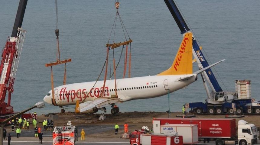 Bulunduğu Yerden &Ccedil;ıkarılan U&ccedil;ak Pist Kenarındaki Toprak Zemin &Uuml;zerinde Tutuluyor