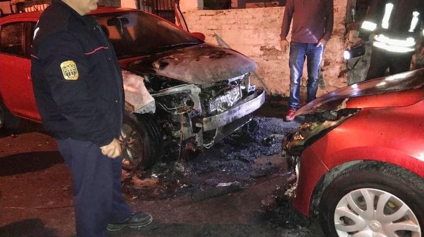 Milas&rsquo;ta Park Halindeki 2 Otomobil Yandı