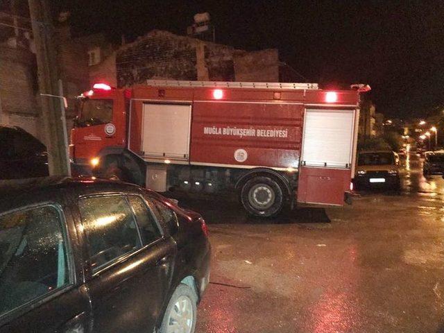 Milas’ta Park Halindeki 2 Otomobil Yandı