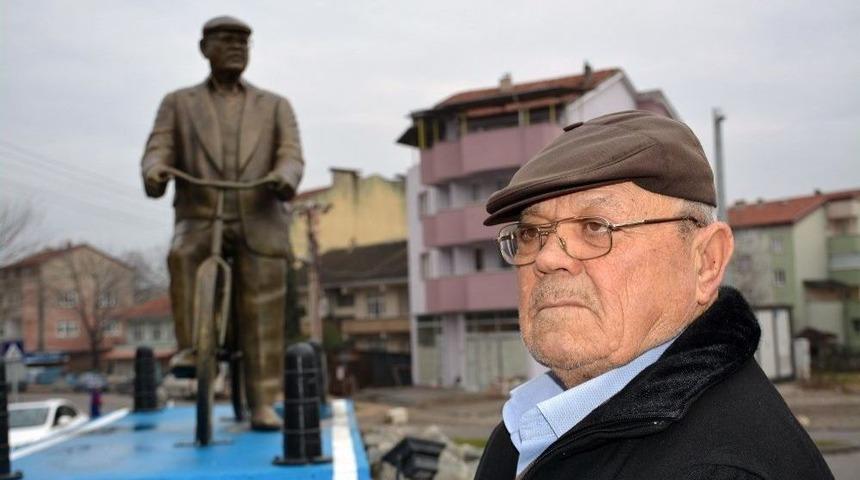 52 Yıldır Bisiklete Binen Vatandaşın Heykeli Dikildi