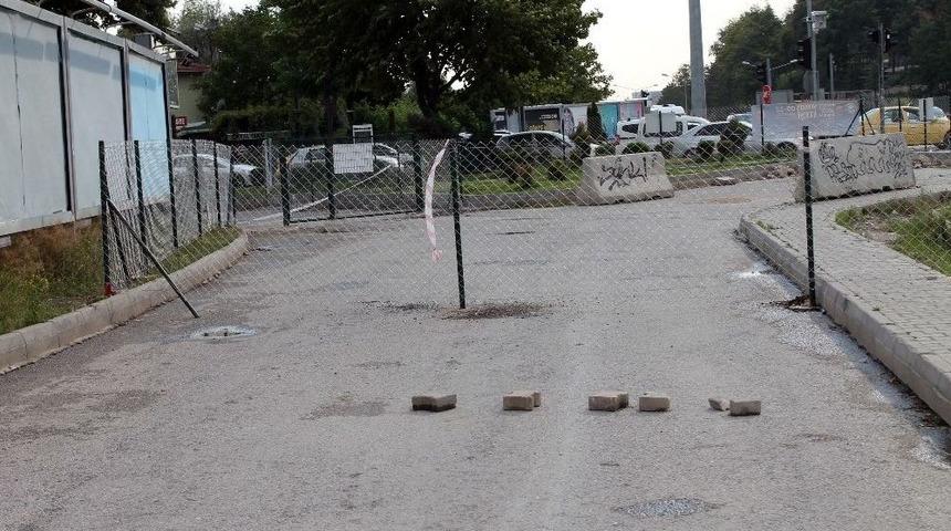 Arazisinden Ge&ccedil;en Yolu Telle Kapattı