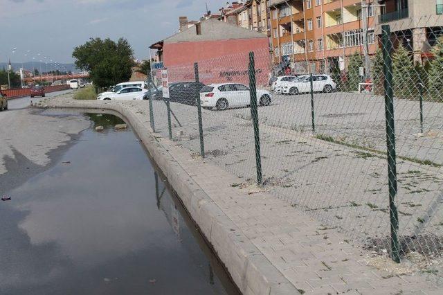 Arazisinden Geçen Yolu Telle Kapattı