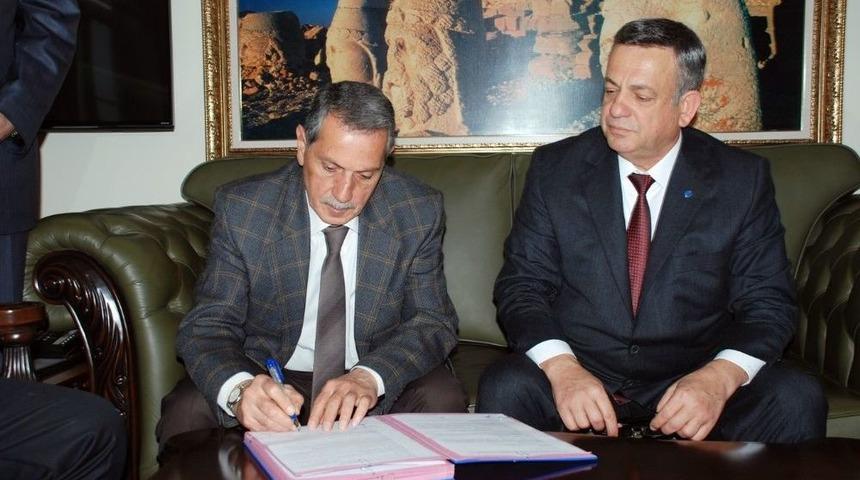 Erdemoğlu Ailesinden 16 Derslikli Fen Lisesi İle Oyratlı K&ouml;y&uuml;ne Sağlık Ocağı