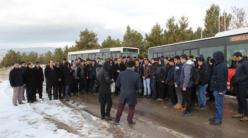 Sivas&rsquo;ta &Ouml;ğrenci Ve &Ouml;ğretmenler Kar Duasına &Ccedil;ıktı