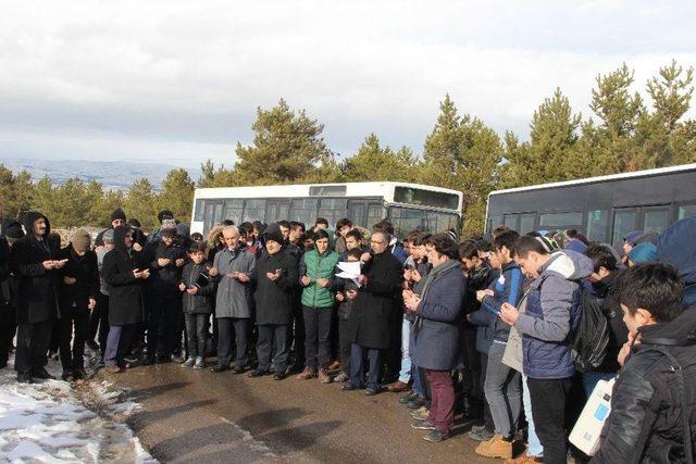 Sivas’ta Öğrenci Ve Öğretmenler Kar Duasına Çıktı