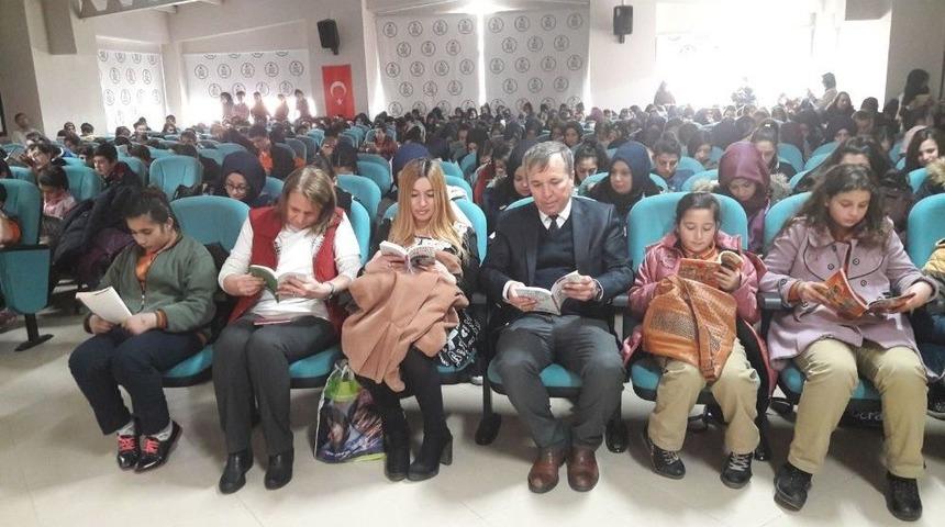 İki Okul Birleşerek 360 &Ouml;ğrenciyle Okuma Etkinliği D&uuml;zenlendi