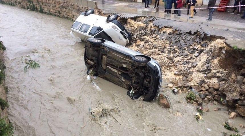 Aşırı Yağmur Nedeniyle Yol &Ccedil;&ouml;kt&uuml;, Ara&ccedil;lar Dereye D&uuml;şt&uuml;