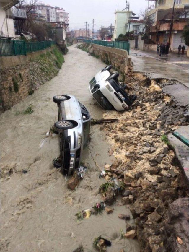 Aşırı Yağmur Nedeniyle Yol Çöktü, Araçlar Dereye Düştü