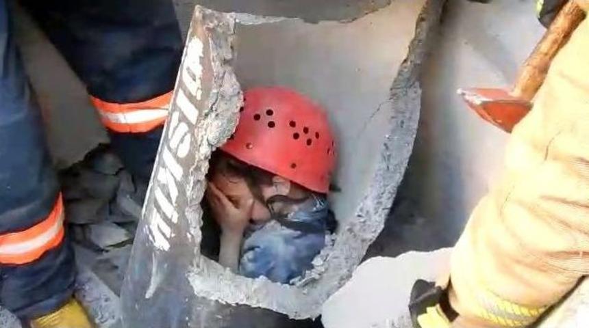 (&ouml;zel) K&uuml;nk&uuml;n İ&ccedil;ine Sıkışan &Ccedil;ocuk, İtfaiye Tarafından Kurtarıldı