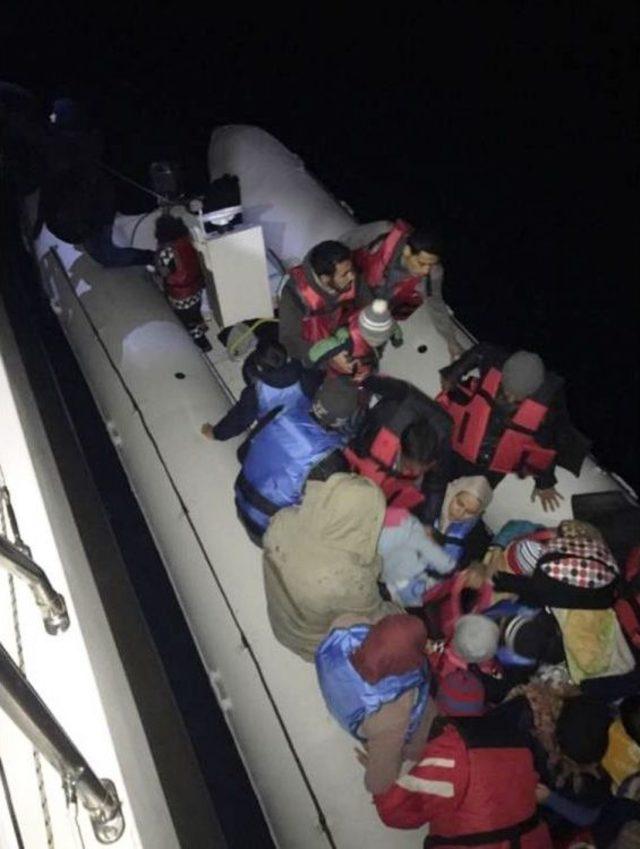 Sahil Güvenlik Uçağının Tespit Ettiği Çoğunluğu Çocuk 56 Göçmen Kurtarıldı