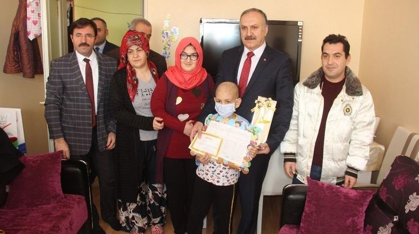 Evde Eğitim G&ouml;ren L&ouml;semi Hastası Emirhan Karnesini Aldı