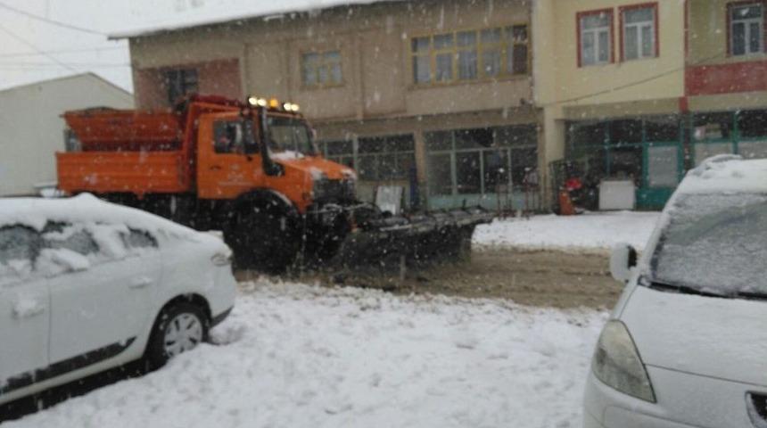 &Ccedil;elikhan İl&ccedil;esinde Kar Yağışı Etkisini S&uuml;rd&uuml;r&uuml;yor