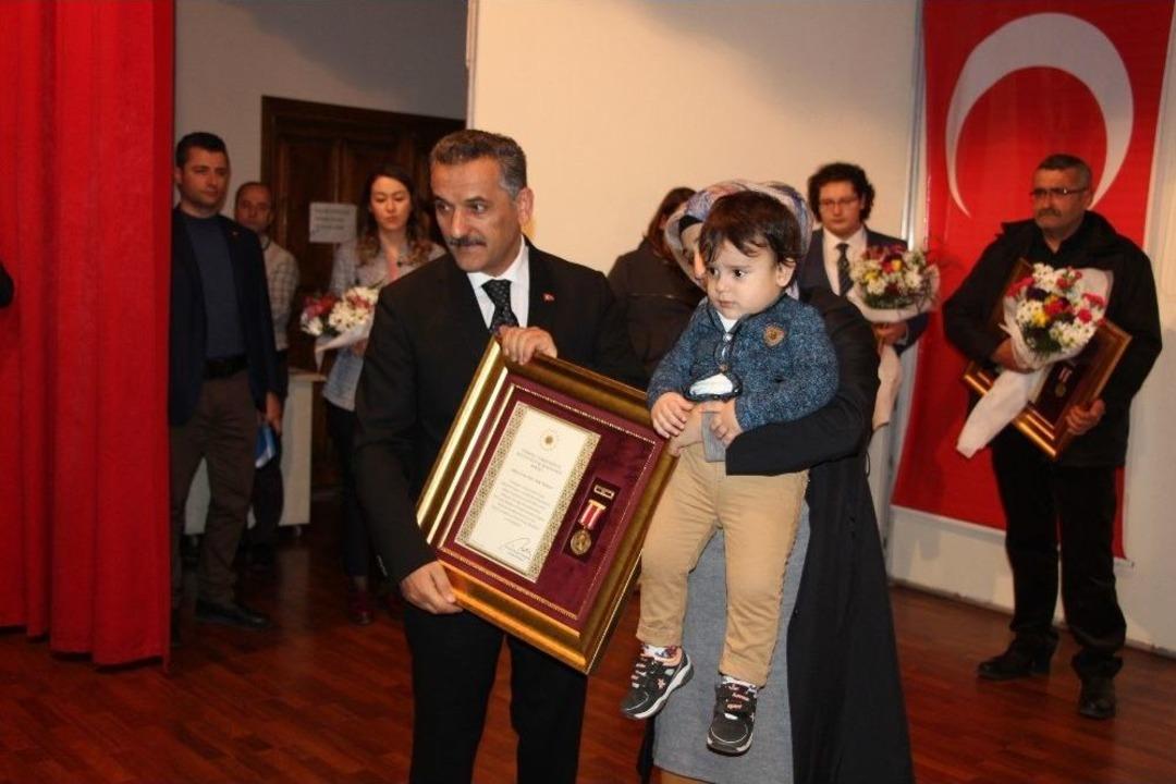 Şehit Yakınları Ve Gazilere Devlet &Ouml;v&uuml;n&ccedil; Madalyası