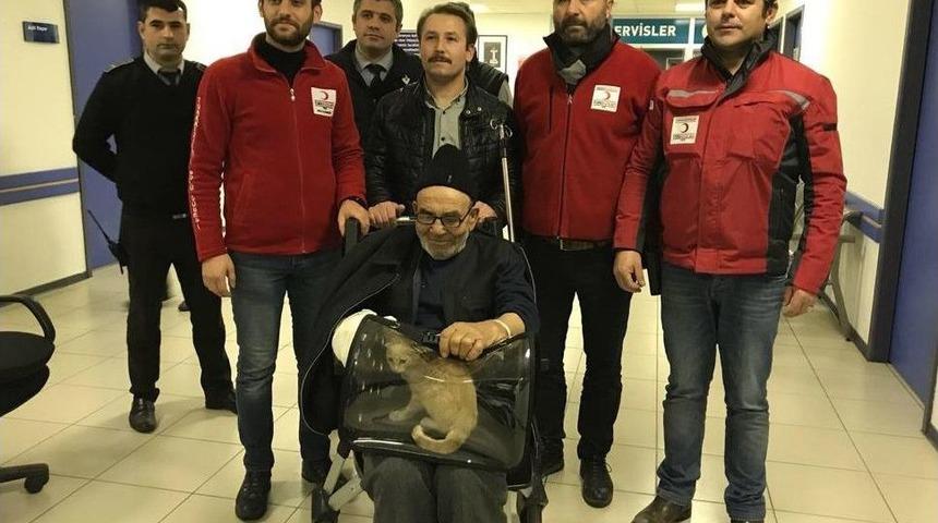 Evi Yanan Yaşlı Adam Kurtardığı Kedisine Kavuştu