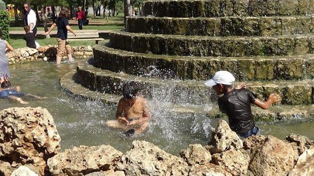 (özel) Sıcaklara Dayanamayan Çocuklar Süs Havuzlarında Serinliyor