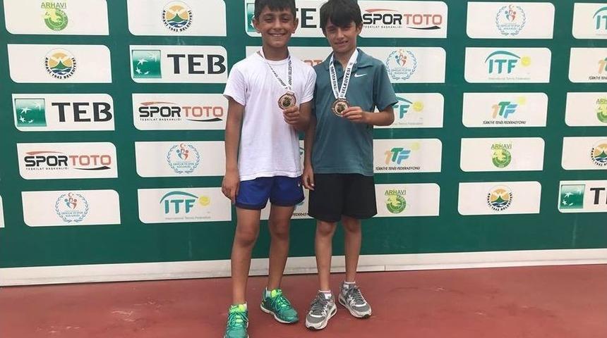 Ağrı&rsquo;lı Minik Tenis&ccedil;iler Artvin&rsquo;de Şampiyon Oldu