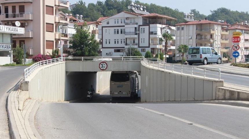 Antalya&rsquo;da Turistleri Taşıyan Tur Midib&uuml;s&uuml; Alt Ge&ccedil;itte Sıkıştı