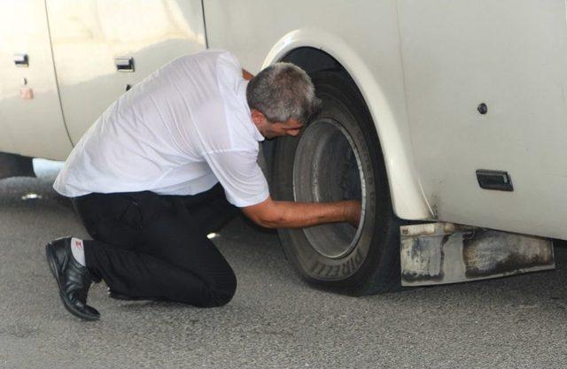 Antalya’da Turistleri Taşıyan Tur Midibüsü Alt Geçitte Sıkıştı