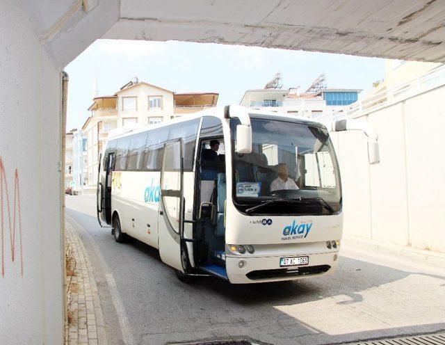 Antalya’da Turistleri Taşıyan Tur Midibüsü Alt Geçitte Sıkıştı