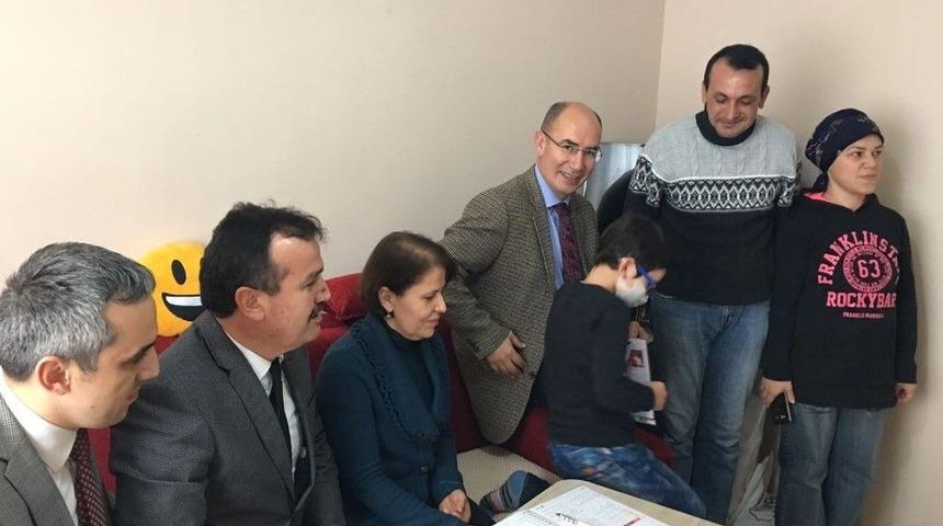 Evde Eğitim Alan &Ouml;ğrenci Karnesini Kaymakamdan Aldı