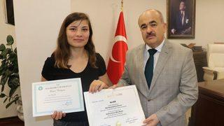 Müzik Öğretmenliği Bölümünü Onur Belgesi İle Bitirdi