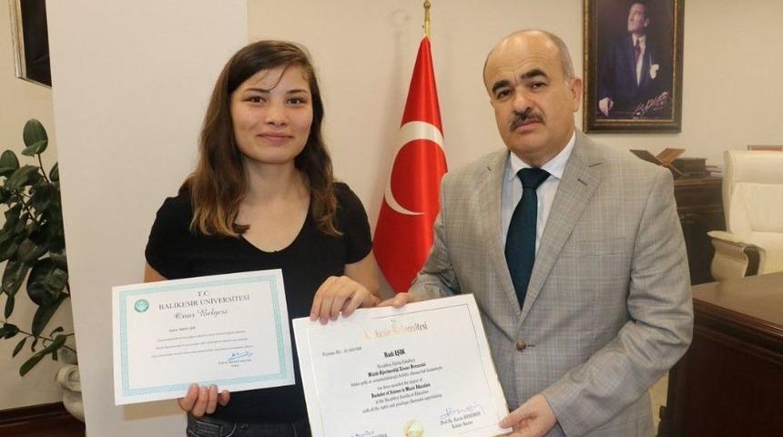 Müzik Öğretmenliği Bölümünü Onur Belgesi İle Bitirdi