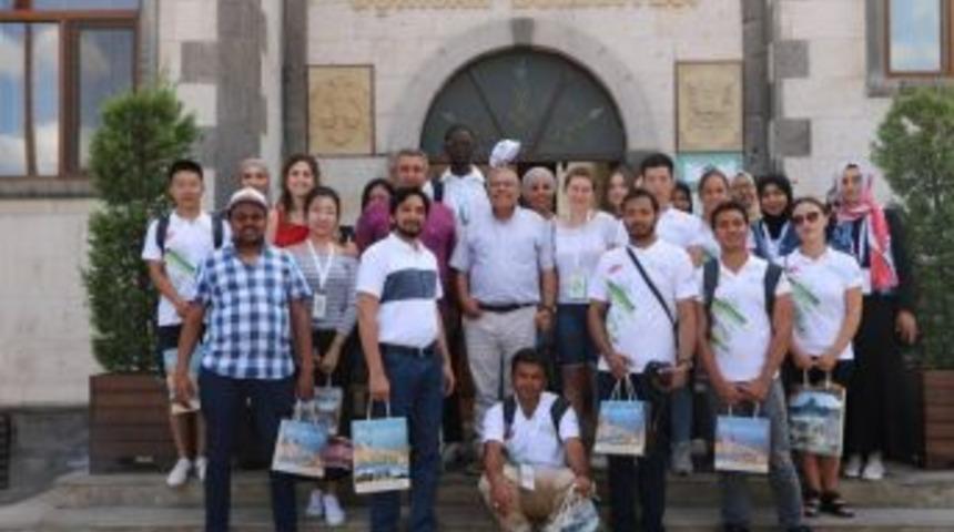 Yunus Emre Enstitüsü Öğrencileri Başkan Karaaslan’ı Ziyaret Etti