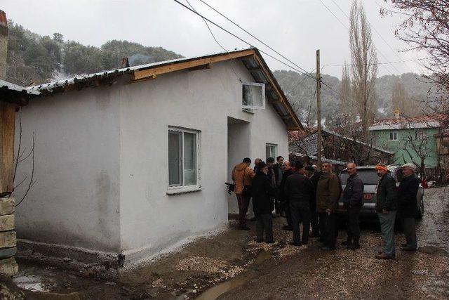 Vali Baruş, Evi Yanan Meşe Ailesinin Yeni Evini Ziyaret Etti