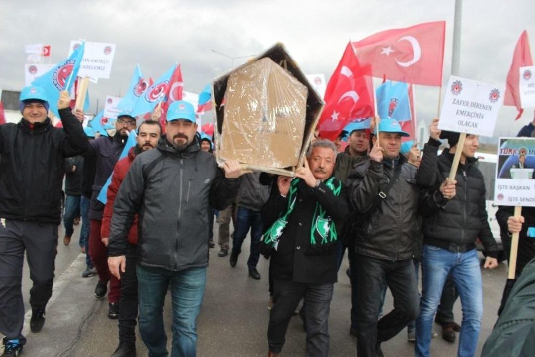 Metal İş&ccedil;ilerinden Tabutlu Eylem