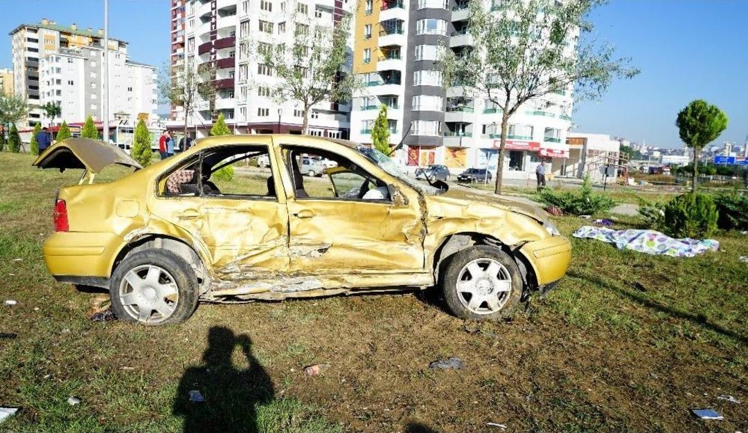 Kastamonu&rsquo;da İki Otomobil &Ccedil;arpıştı: 1 &Ouml;l&uuml;, 10 Yaralı