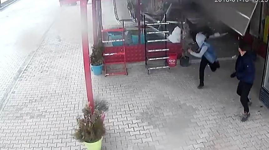 İş Yerinin Sundurması Müşterilerin Üzerine Çöktü