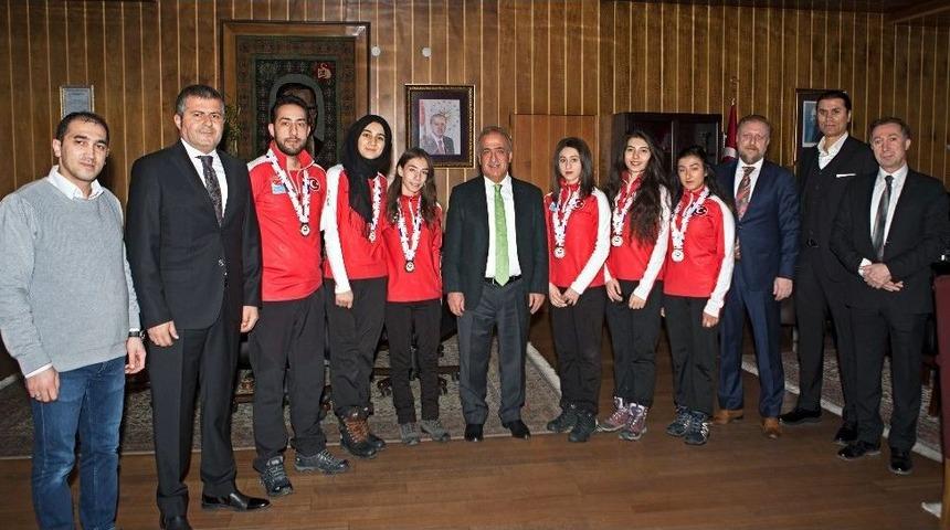 D&uuml;nya İkincisi Curling Takımından Rekt&ouml;r &Ccedil;omaklı&rsquo;ya Ziyaret