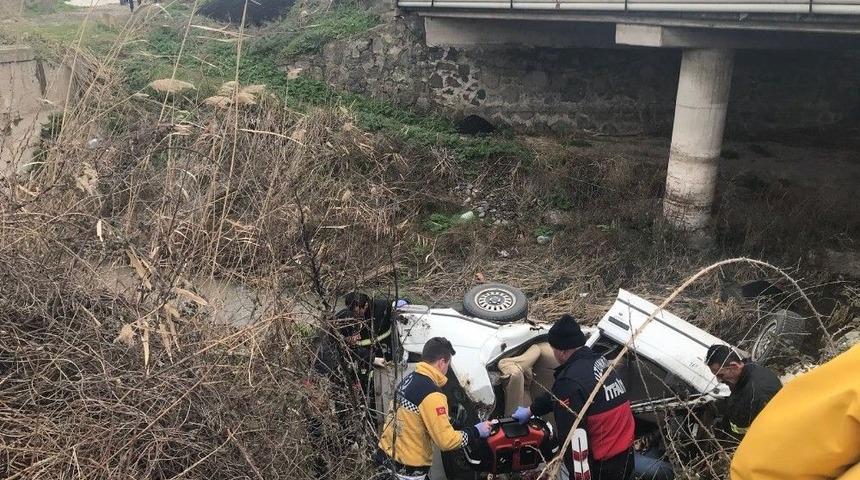 Otomobil Dere Yatağına U&ccedil;tu: 2 &Ouml;l&uuml;