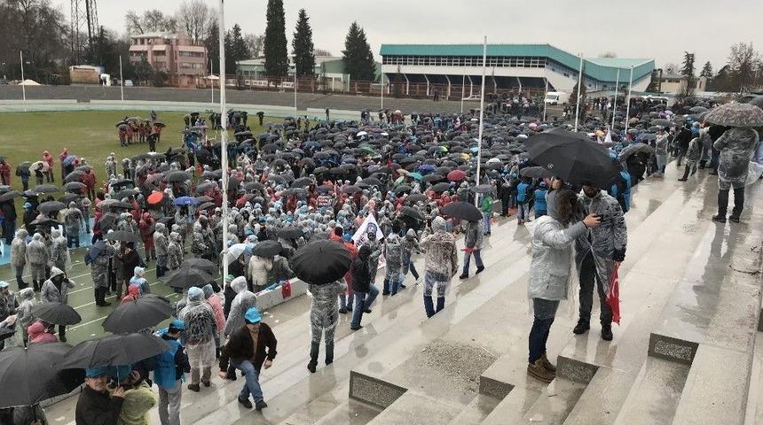Metal İş&ccedil;ilerinden Yağmur Altında Meşaleli Eylem